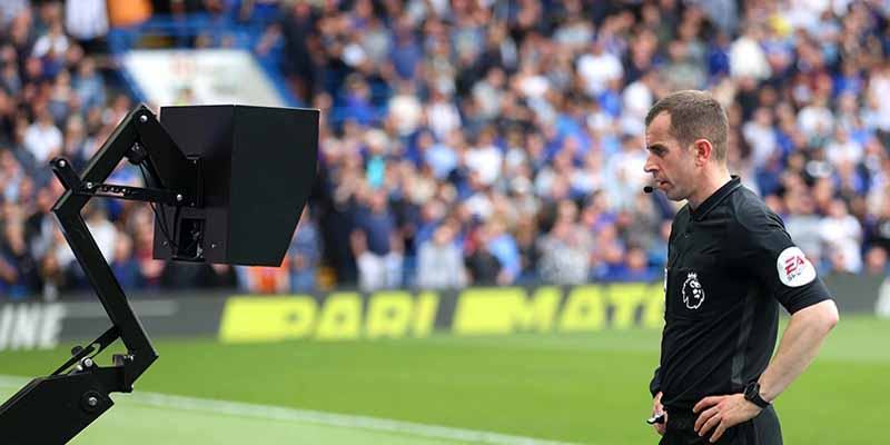 Ưu – nhược điểm VAR là gì trong bóng đá